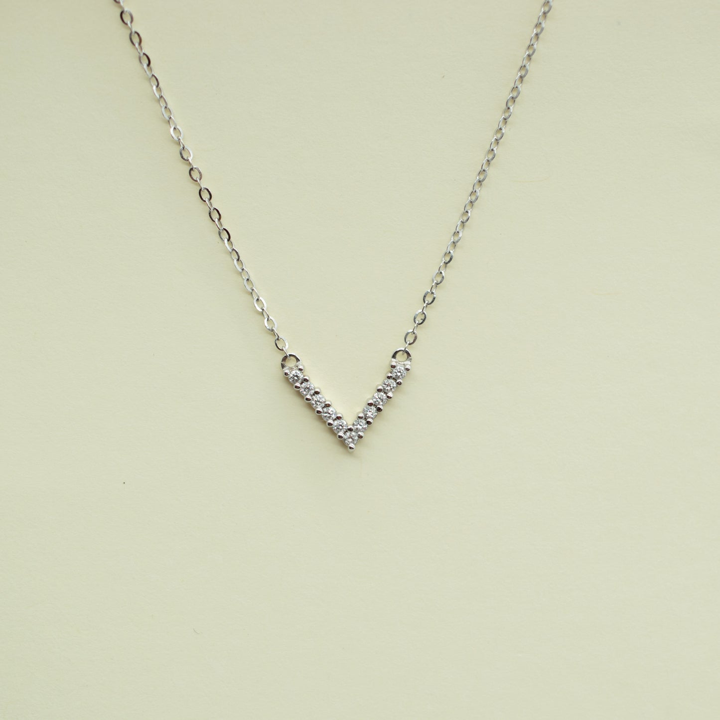 Collar V diamante natural