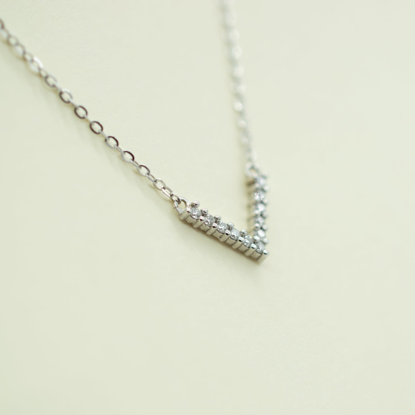 Collar V diamante natural